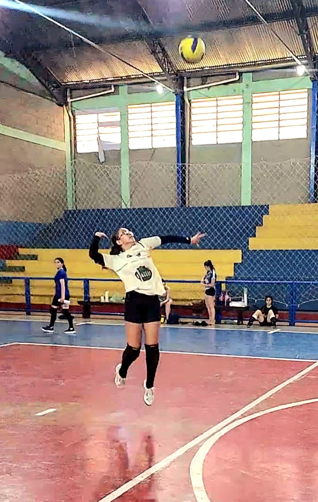 Aluna do projeto atacando